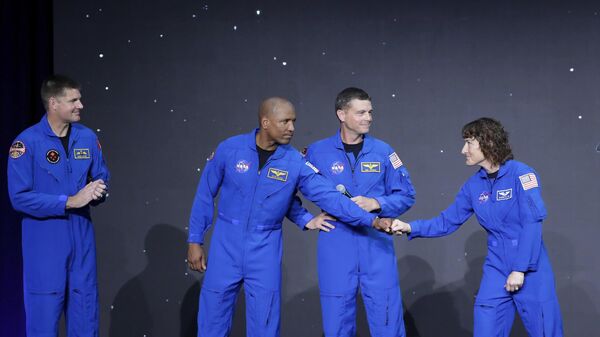 Jeremy Hansen, Victor Glover, Reid Wiseman y Christina Hammock Koch, celebran en el escenario al ser anunciados como la tripulación del Artemis II durante una ceremonia de la NASA, el lunes 3 de abril de 2023, en Houston, EEUU  - Sputnik Mundo