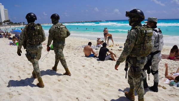 Los miembros de la Marina Armada de México y de la Guardia Nacional patrullan la zona de playas turísticas de Cancún, Quintana Roo - Sputnik Mundo