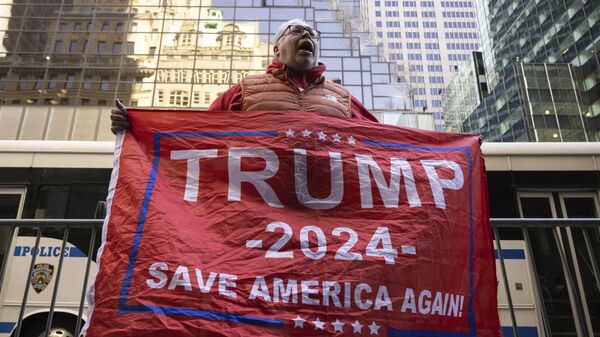 Un partidario del expresidente Donald Trump protesta frente a la Torre Trump en Nueva York, el 3 de abril de 2023. - Sputnik Mundo