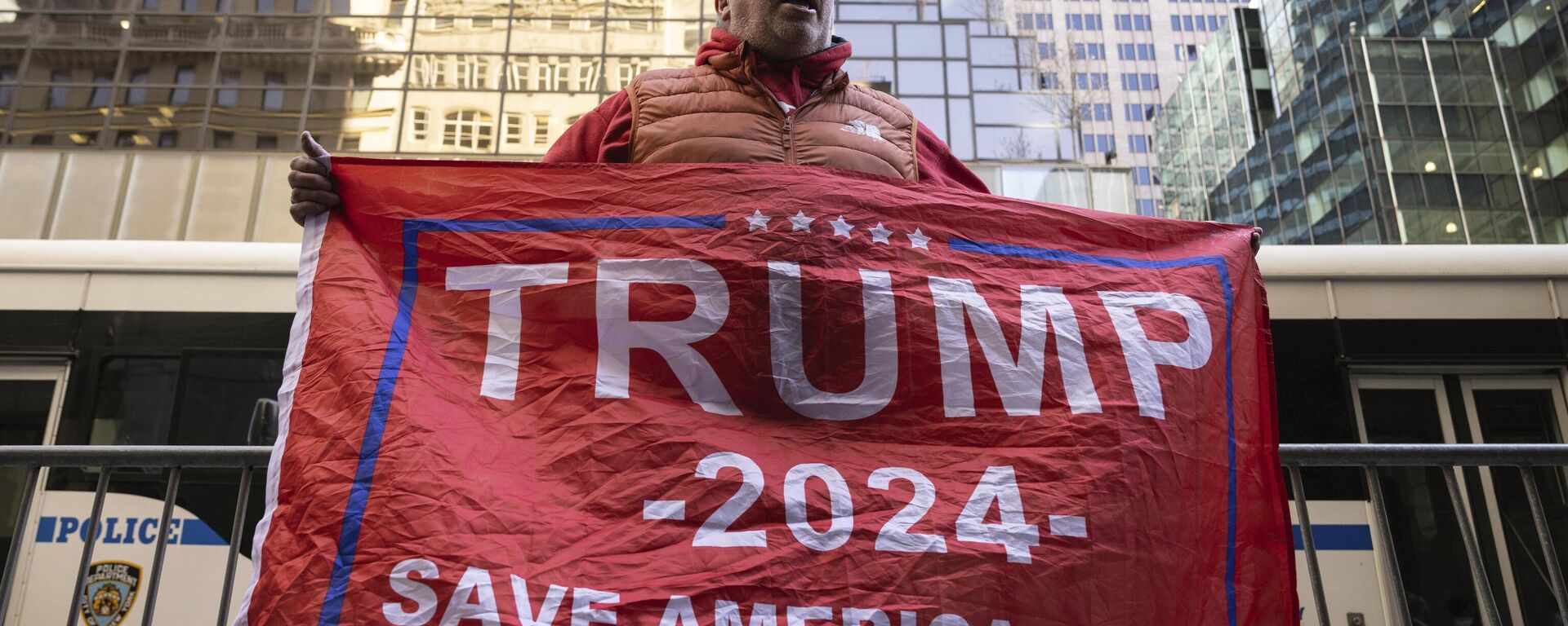 Un partidario del expresidente Donald Trump protesta frente a la Torre Trump en Nueva York, el 3 de abril de 2023 - Sputnik Mundo, 1920, 04.04.2023