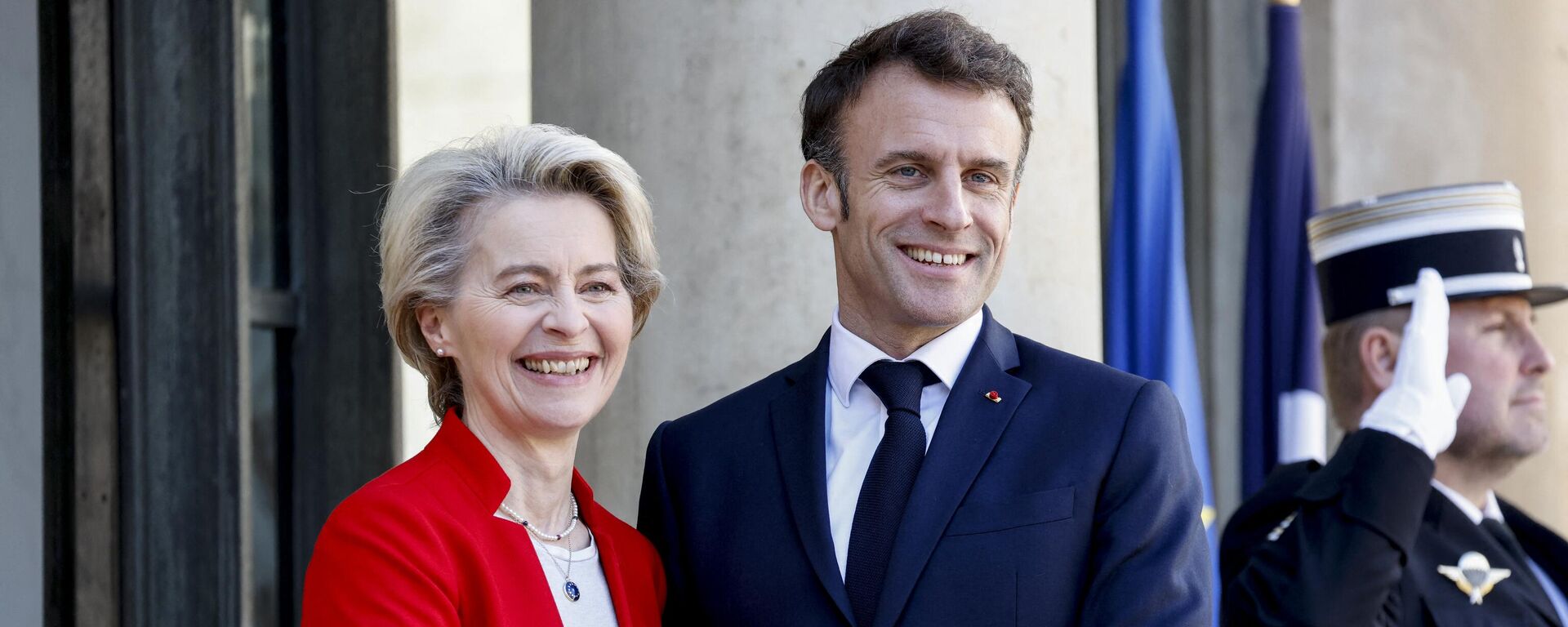 La presidenta de la Comisión Europea, Ursula von der Leyen, y el presidente de Francia, Emmanuel Macron. - Sputnik Mundo, 1920, 04.04.2023