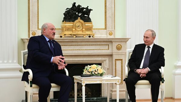El presidente de Bielorrusia, Alexandr Lukashenko, con su par de Rusia, Vladímir Putin - Sputnik Mundo