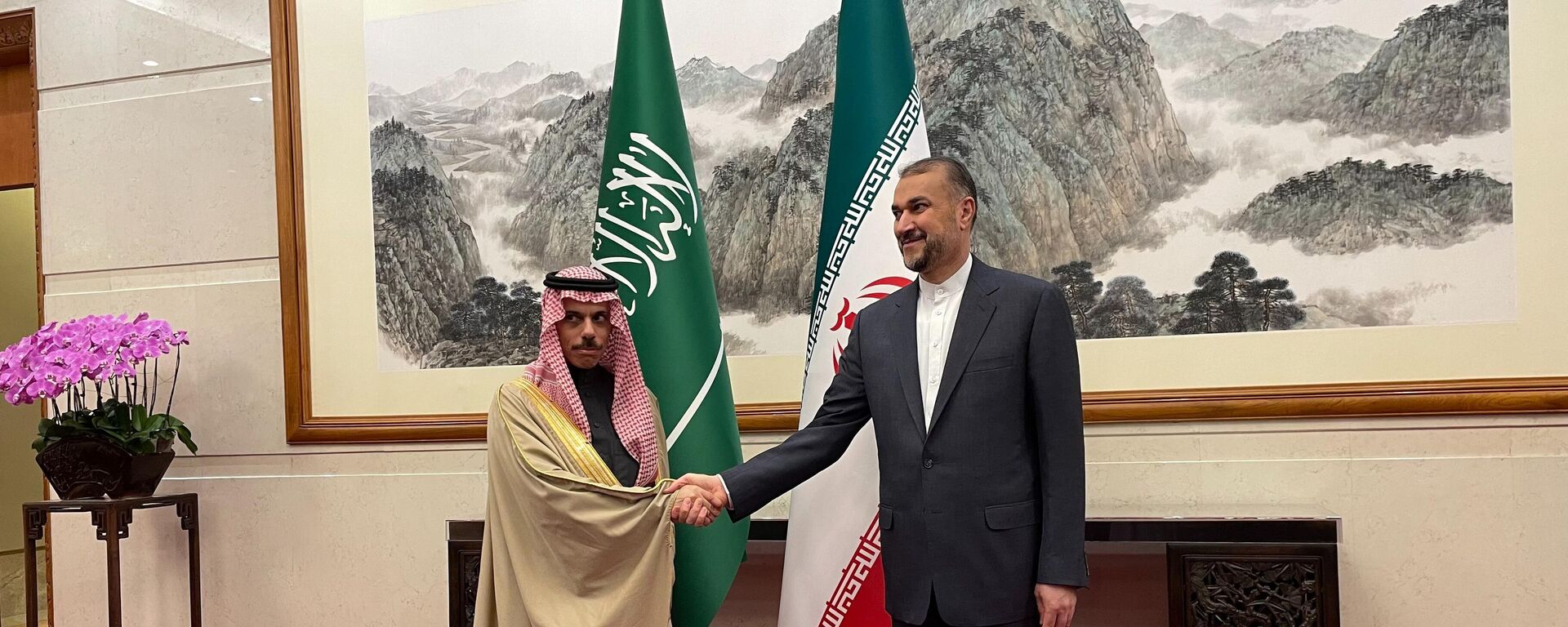 El ministro de Exteriores de Arabia Saudita, Faisal bin Farhan Saud, y su par iraní, Hossein Amir Abdollahian - Sputnik Mundo, 1920, 06.04.2023