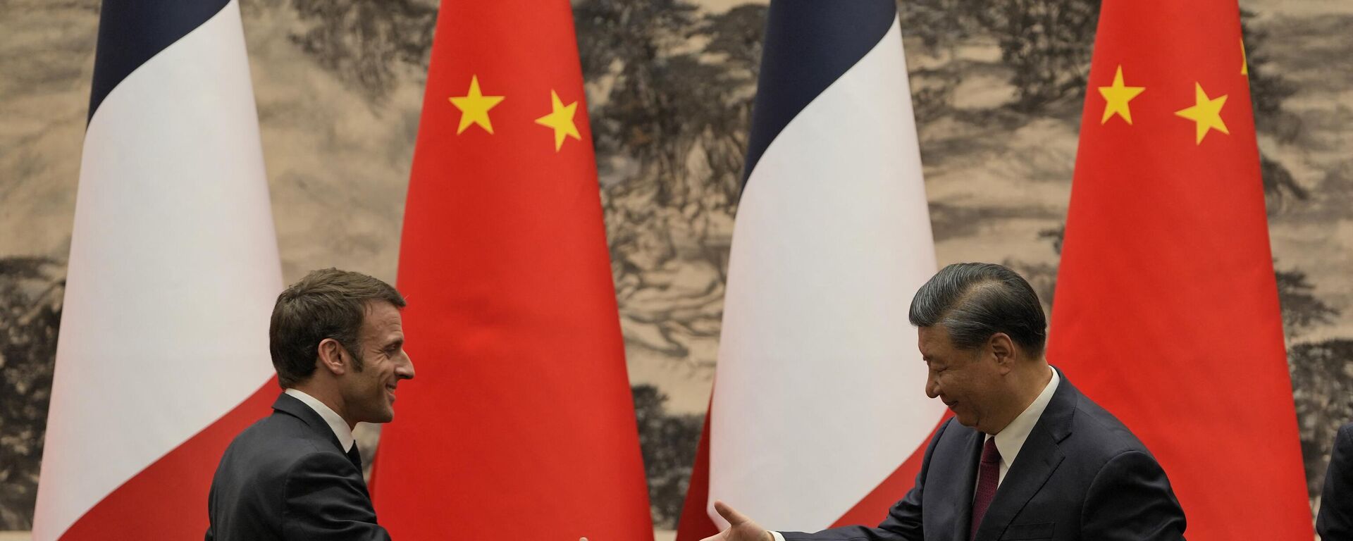 El presidente francés, Emmanuel Macron, durante una reunión con su homólogo chino, Xi Jinping - Sputnik Mundo, 1920, 06.04.2023