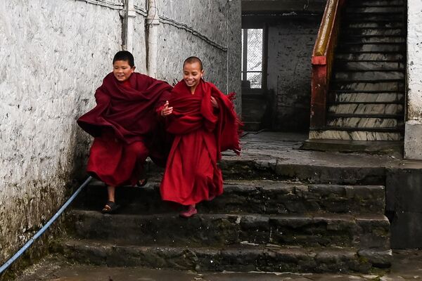 A pesar de todo su ascetismo, los maestros religiosos de los monjes lamas tibetanos simpatizan con el hecho de que los jóvenes novicios estén interesados ​​en cosas mundanas e incluso usen artilugios modernos. Después de todo, ellos mismos a menudo utilizan un teléfono inteligente para leer las últimas noticias. - Sputnik Mundo