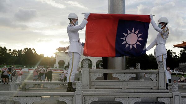 Dos soldados doblan la bandera Taiwán durante la ceremonia diaria (archivo) - Sputnik Mundo