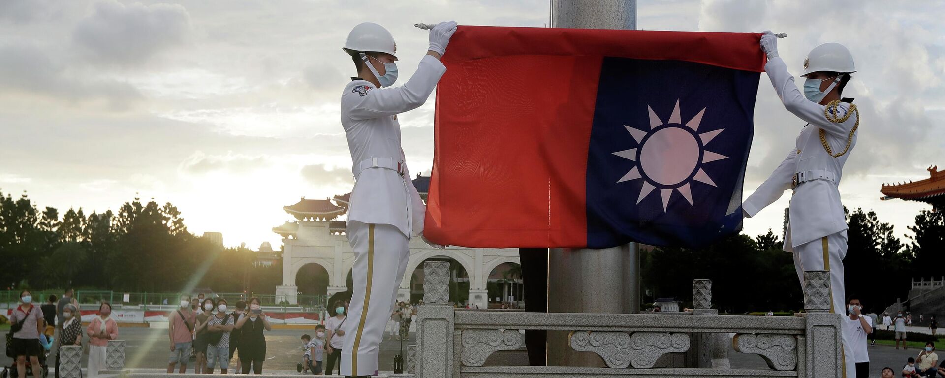 Dos soldados doblan la bandera Taiwán durante la ceremonia diaria de la bandera en la Plaza de la Libertad del Salón Conmemorativo de Chiang Kai-shek en Taipei, Taiwán, el sábado 30 de julio de 2022 - Sputnik Mundo, 1920, 09.06.2023