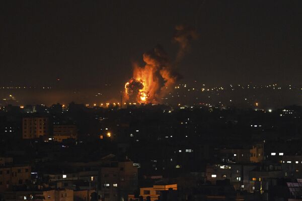 La noche del 7 de abril, misiles israelíes impactaron en la Franja de Gaza, con daños significativos en edificios residenciales y en un hospital cercano a una instalación militar en el este de la ciudad. - Sputnik Mundo