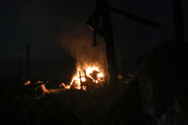 Un campo en llamas cerca de la ciudad de Tiro, en el sur del Líbano, después del ataque de los misiles israelíes. - Sputnik Mundo