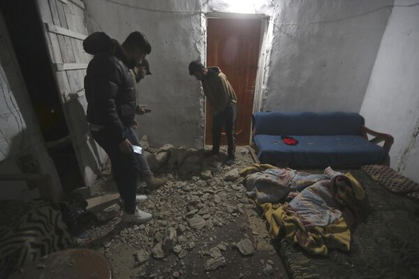 Los residentes locales inspeccionan una casa dañada por un misil israelí en el pueblo de Qalili, cerca de la ciudad de Tiro, sur del Líbano. - Sputnik Mundo