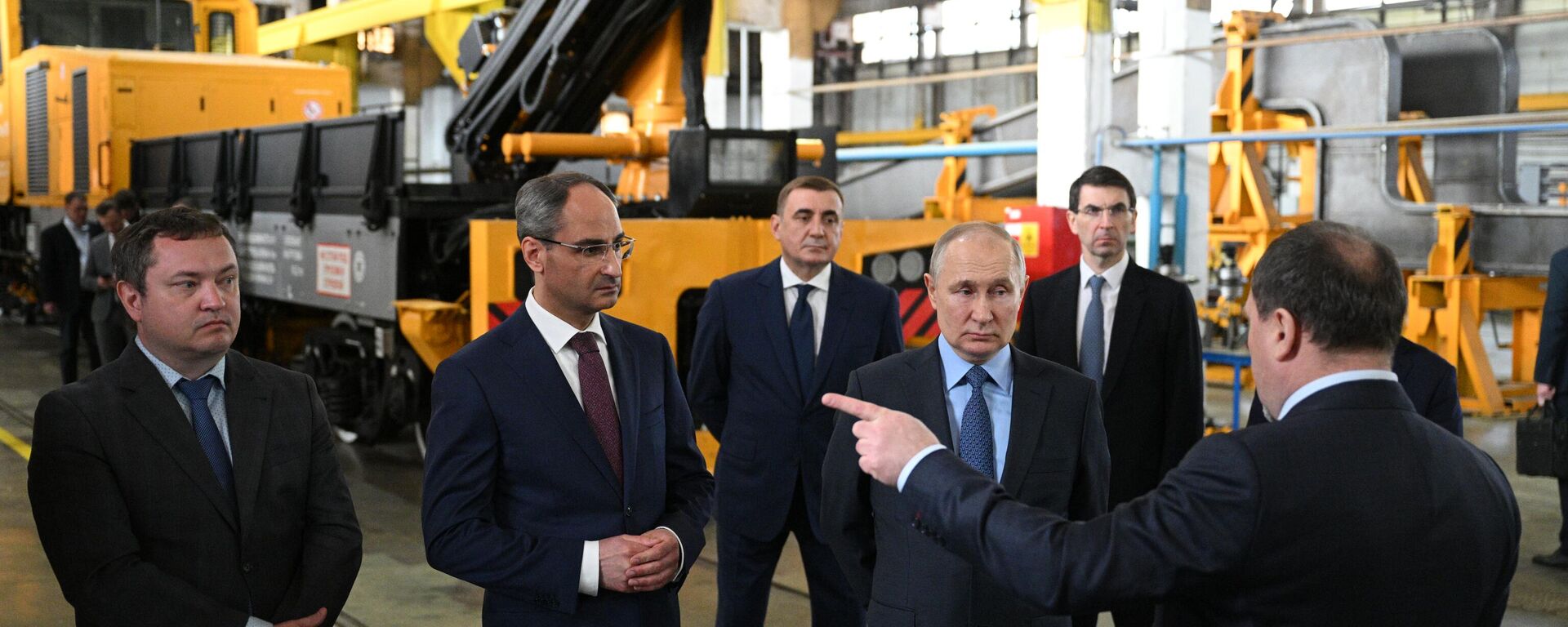 El presidente de Rusia, Vladímir Putin, en su visita a la planta Tulazheldormash, en Tula, al sur de Moscú, el 4 de abril de 2023 - Sputnik Mundo, 1920, 08.04.2023