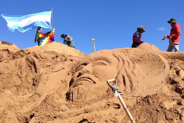 Cientos de artistas crearon esculturas de arena con temas bíblicos en Bolivia - Sputnik Mundo