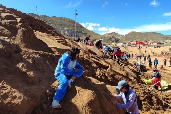 Cientos de artistas crearon esculturas de arena con temas bíblicos en Bolivia - Sputnik Mundo
