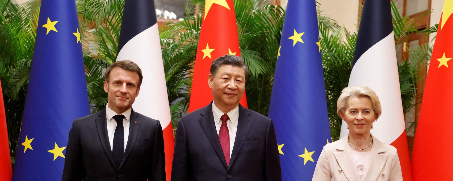 El presidente de China, Xi Jinping, su homólogo francés, Emmanuel Macron, y la presidenta de la Comisión Europea, Ursula von de Leyen - Sputnik Mundo, 1920, 08.04.2023