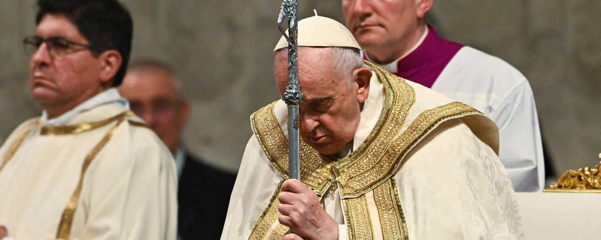 El Papa Francisco dirige la misa de la Vigilia Pascual el 8 de abril de 2023 en la basílica de San Pedro en El Vaticano - Sputnik Mundo, 1920, 25.11.2023