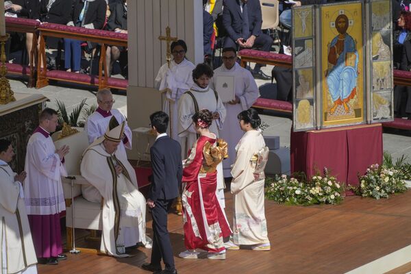 Los fieles, algunos con el traje tradicional japonés kimono, llevan sus regalos al papa Francisco durante la celebración de Pascua en la Plaza de San Pedro del Vaticano. - Sputnik Mundo