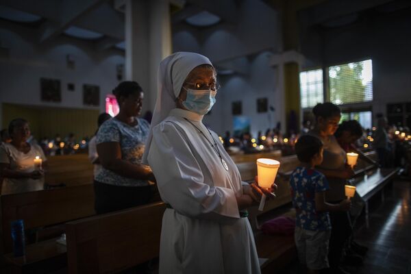 Los creyentes durante una misa festiva de Pascua en la Catedral de Managua, Nicaragua. - Sputnik Mundo