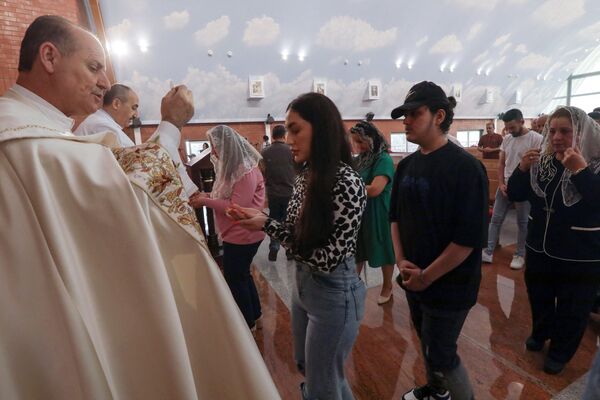 Los seguidores de la Iglesia católica caldea durante un servicio festivo de Pascua en la iglesia de Mar Toma (Santo Tomás) de Arbil, capital del Kurdistán iraquí. - Sputnik Mundo
