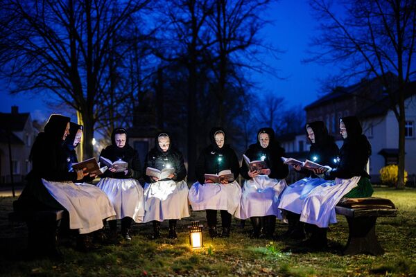 Las mujeres de la etnia eslava soraba, vestidas con trajes tradicionales, cantan villancicos de Pascua frente a una iglesia en Schleife, Alemania Oriental. - Sputnik Mundo