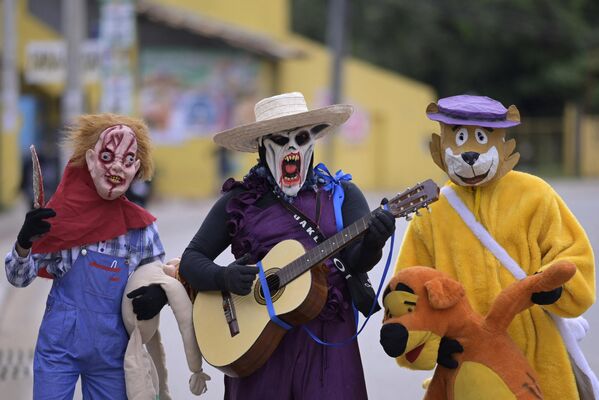 Las personas disfrazadas participan en la Fiesta de Máscaras (Festa dos Mascarados), una celebración tradicional de Pascua que se celebra para festejar el final de la Semana Santa, en Jaboticatubas, Brasil. - Sputnik Mundo
