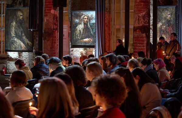 Los creyentes durante la misa de Pascua en la iglesia de Santa Ana (Annenkirche) en San Petersburgo, Rusia. - Sputnik Mundo