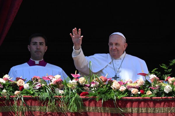 El papa Francisco imparte su tradicional bendición urbi et orbi (A la ciudad y al mundo) a los cristianos desde el balcón de la Catedral de San Pedro en el Vaticano. - Sputnik Mundo