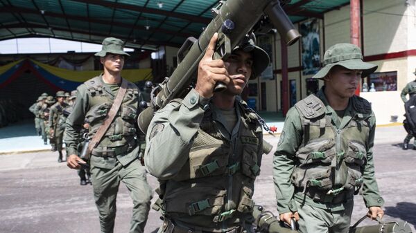 Un grupo de soldados de operaciones especiales de la Fuerza Armada Nacional Bolivariana (FANB) que participan en la operación militar Autana, el 21 de diciembre de 2022.   - Sputnik Mundo