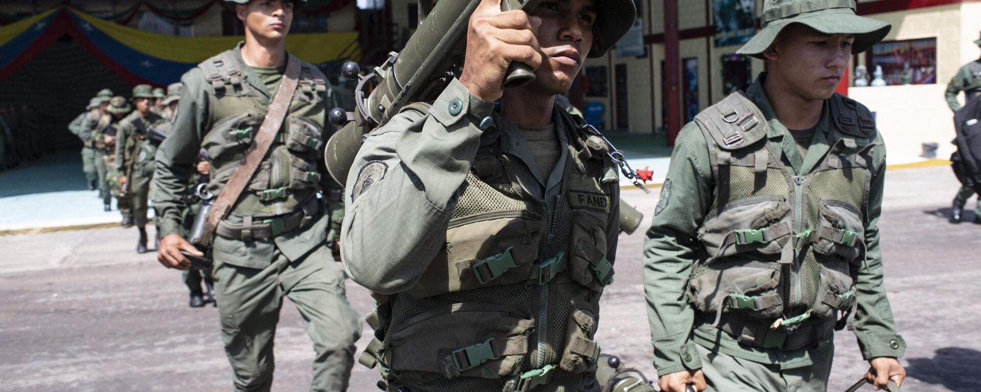 Un grupo de soldados de operaciones especiales de la Fuerza Armada Nacional Bolivariana (FANB) que participan en la operación militar Autana, el 21 de diciembre de 2022.   - Sputnik Mundo, 1920, 18.04.2023