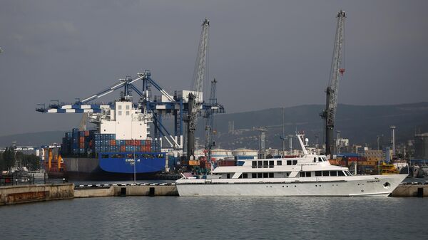 Barcos en el mar Negro en el puerto comercial de Novorosíisk, Rusia.  - Sputnik Mundo