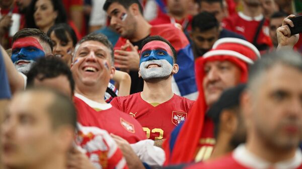 Aficionados de la selección serbia antes del partido de la fase de grupos del Mundial entre Brasil y Serbia.  - Sputnik Mundo