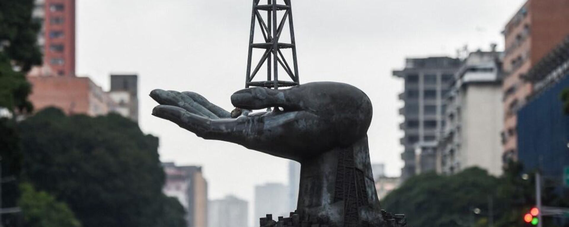 Vista de la escultura Monumento a la Paz frente a la sede de Petróleos de Venezuela (PDVSA) en Caracas, el 2 de diciembre de 2022.  - Sputnik Mundo, 1920, 10.04.2023