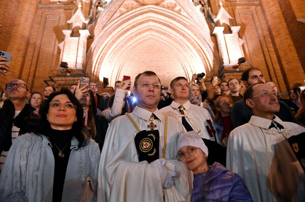 Los creyentes durante una misa solemne de Pascua en la catedral católica de la Inmaculada Concepción de la Santa Virgen María de Moscú, Rusia. - Sputnik Mundo