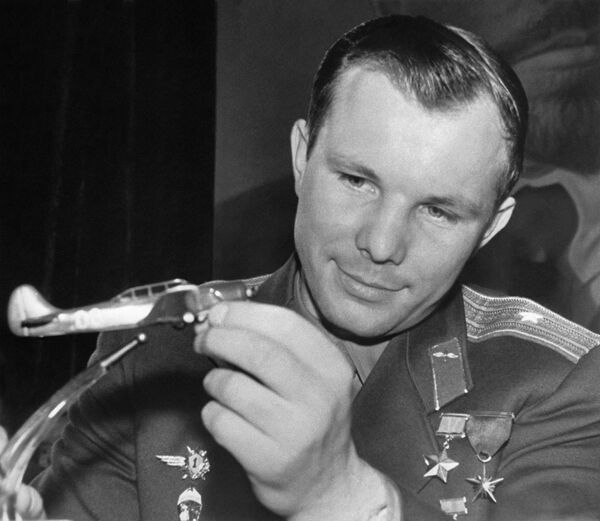Yuri Gagarin fue la primera persona de nuestro planeta que viajó al espacio. Su vuelo a bordo del Vostok-1 tuvo lugar el 12 de abril de 1961 y duró 1 hora y 48 minutos. La noticia se extendió instantáneamente por todo el planeta y Yuri Gagarin se convirtió en una leyenda viva. - Sputnik Mundo