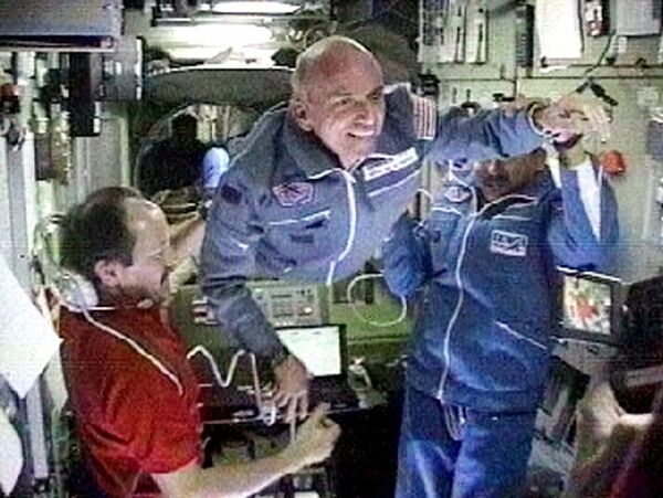 El primer turista espacial de la historia fue el millonario estadounidense Dennis Tito (en el centro de la foto). Se puso en órbita el 28 de abril de 2001 desde el cosmódromo de Baikonur a bordo de la nave espacial rusa Soyuz TM-320, tras haber recibido formación en el marco del programa de Roscosmos. - Sputnik Mundo