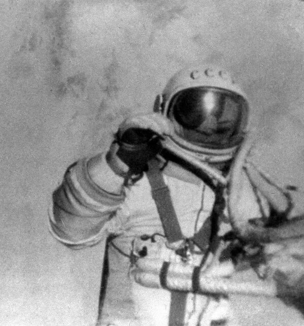 Alexéi Leónov fue el primer cosmonauta que realizó un paseo espacial, pasando 12 minutos fuera de la nave. Esto ocurrió el 18 de marzo de 1965. - Sputnik Mundo