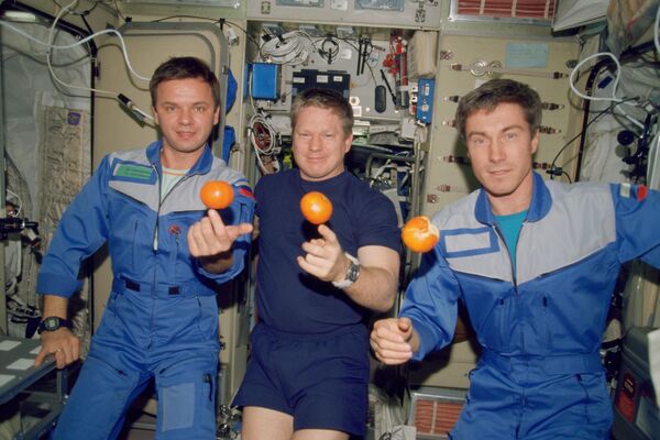 La primera expedición de larga duración a la Estación Espacial Internacional con una tripulación formada por Yuri Guidzenko, William Shepherd y Serguéi Krikaliov (de izquierda a la derecha) duró 136 días, del 2 de noviembre de 2000 al 18 de marzo de 2001. - Sputnik Mundo