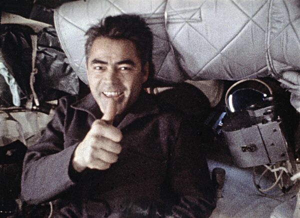 Andrián Nikoláyev fue el primer cosmonauta que trabajó en órbita sin traje espacial. Realizó dos vuelos espaciales. Uno fue en solitario en 1962, de 4 días de duración, y otro conjunto con Vitali Sevastianov en 1970, de 18 días. Ambos vuelos batieron récords de duración en el momento de su realización. - Sputnik Mundo