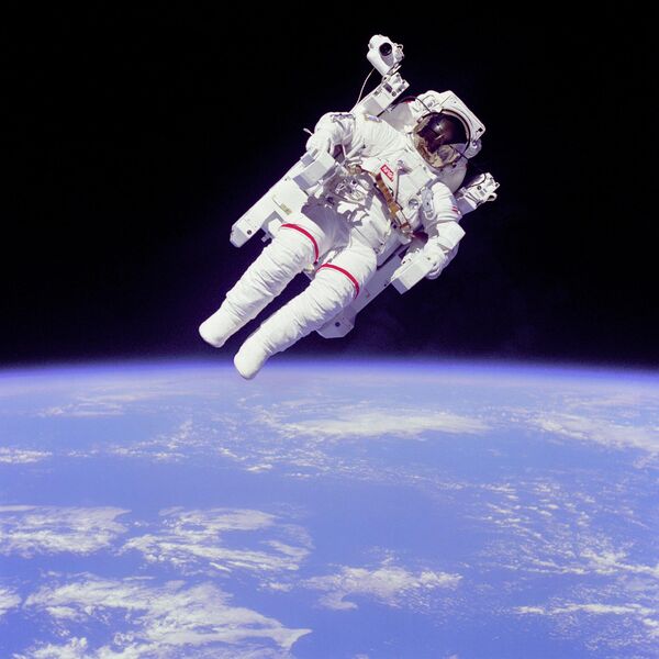 El astronauta de la NASA Bruce McCandless es famoso por ser la primera persona que trabajó en el espacio exterior sin ninguna conexión mecánica con la nave (1984). - Sputnik Mundo