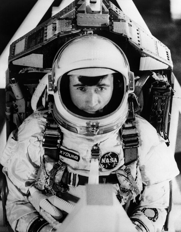 John Watts Young es el astronauta estadounidense más condecorado, tras haber volado en las misiones Gemini III (1965), Gemini 10 (1966), Apolo 10 (1969) y Apolo 16 (1972). También participó en dos misiones tripuladas del transbordador espacial STS-1, en 1981 y 1983. - Sputnik Mundo