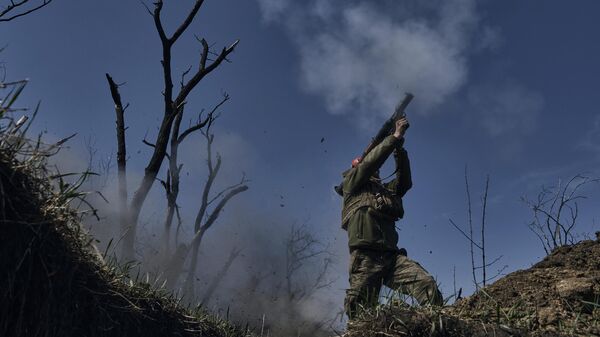 Un soldado ucraniano dispara un lanzagranadas en la línea del frente en la región de Donetsk, Rusia, el 10 de abril de 2023 - Sputnik Mundo