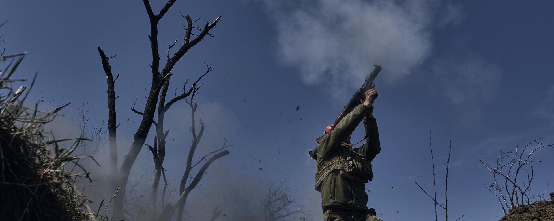 Un soldado ucraniano dispara un lanzagranadas en la línea del frente en la región de Donetsk, Rusia, el 10 de abril de 2023.  - Sputnik Mundo, 1920, 12.04.2023