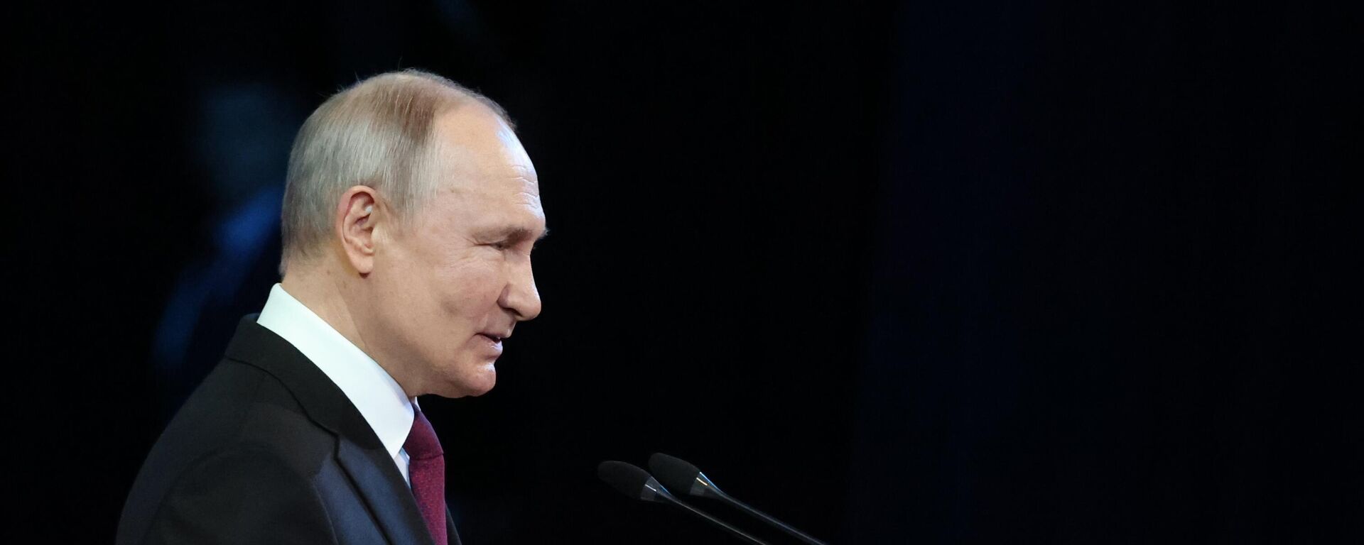 Vladímir Putin, el Presidente ruso, pronuncia un discurso en una velada de gala en el Palacio Estatal del Kremlin dedicada al Día de la Cosmonáutica. - Sputnik Mundo, 1920, 04.09.2023