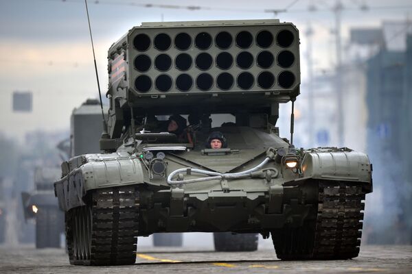 El sistema lanzallamas pesados ​​TOS -1A basado en el tanque T-72 durante un desfile militar - Sputnik Mundo