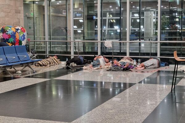 Personas sin techo se refugian en un aeropuerto de Buenos Aires - Sputnik Mundo