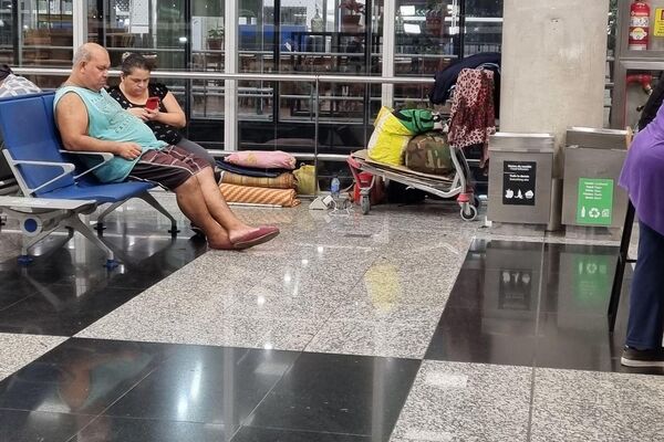 Personas sin techo se refugian en un aeropuerto de Buenos Aires - Sputnik Mundo