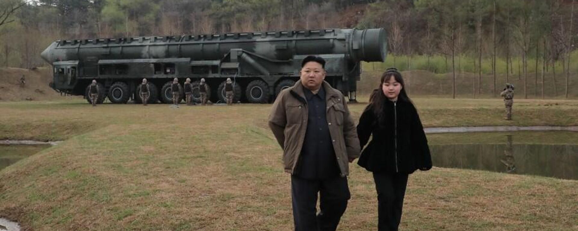 Kim Jong-un y su hija antes del lanzamiento del nuevo misil balístico intercontinental Hwasong-18 - Sputnik Mundo, 1920, 14.04.2023