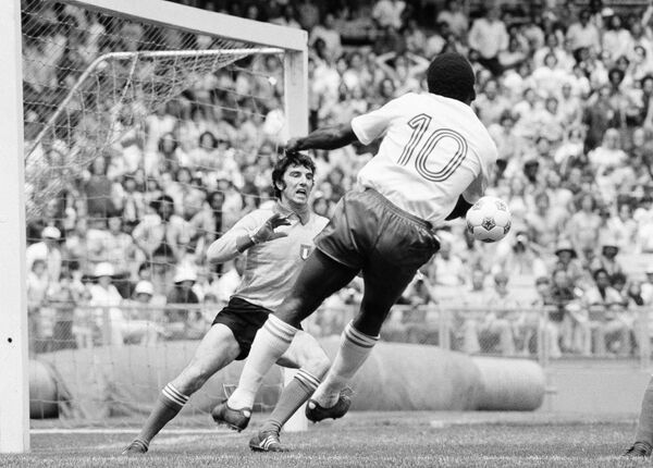 Dino Zoff igualmente tuvo una carrera increíblemente larga, durante el periodo de 1961 a 1983. Tras jugar cinco temporadas en el Nápoles, fichó por la Juventus y en 11 temporadas ganó seis campeonatos de Italia, dos Copas de Italia y la Copa de la UEFA. Asimismo, el italiano fue campeón nacional de la Eurocopa de 1968, finalista del Mundial de 1970 y, con 40 años, ganó el Mundial de 1982. Jugó 112 partidos con su país, lo que le convierte en el sexto futbolista con más partidos en Italia. - Sputnik Mundo