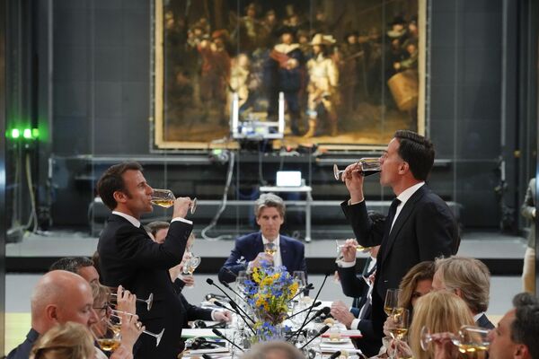 El presidente de Francia, Emmanuel Macron, y el primer ministro de Holanda, Mark Rutte, en una cena de trabajo en el Rijksmuseum de Ámsterdam. - Sputnik Mundo