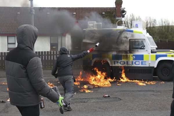 Manifestantes prendieron fuego coches de policía en Londonderry, Irlanda del Norte, en vísperas del 25 aniversario del Acuerdo del Viernes Santo entre el Reino Unido e Irlanda del Norte. - Sputnik Mundo