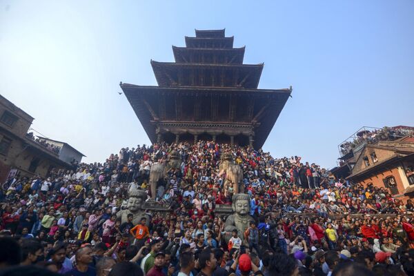 Participantes en el festival hindú Bisket Jatra que celebra el Año Nuevo nepalí en Bhaktapur, Nepal. - Sputnik Mundo